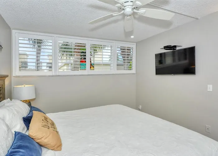 Laplaya 202E Catch The Gentle Gulf Breezes On Your Private Balcony Beneath The Swaying Palms