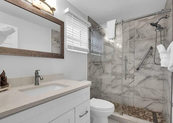 Step From The Beach.Renovated Ground Floor Unit 63